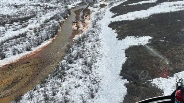 تحول أنهار ألاسكا إلى اللون الأحمر