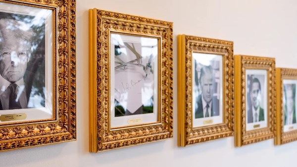 إدارة ترامب تسخر من بايدن بلوحة تذكارية مهينة على جدار البيت الأبيض إدارة ترامب تسخر من بايدن بلوحة تذكارية مهينة على جدار البيت الأبيض