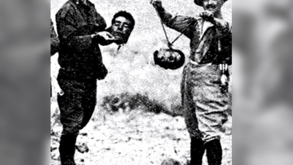 جنود الاستعمار الفرنسي يغتالون ويذبحون شهداء الجزائر