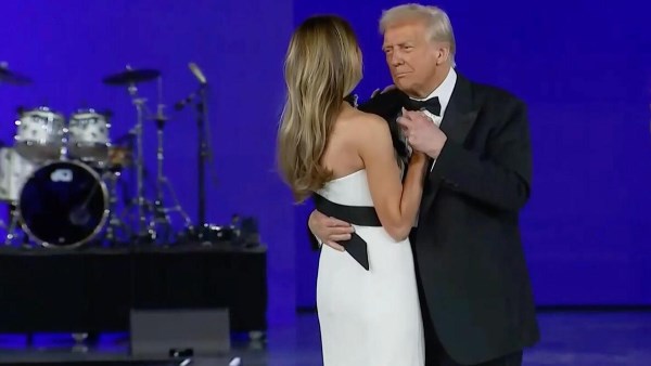 ترامب يرقص مع زوجته