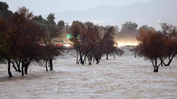 عاصفة مميتة تضرب ولاية كاليفورنيا