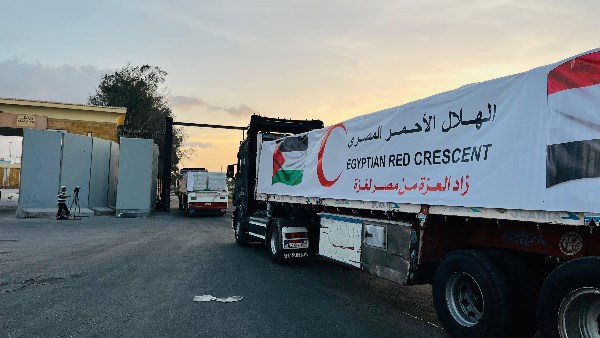 قافلة "زاد العزة" الـ84 تدخل إلى الفلسطينيين في قطاع غزة