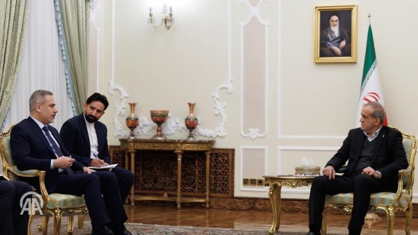 الرئيس الإيراني مع وزير الخارجية التركي هاكان فيدان