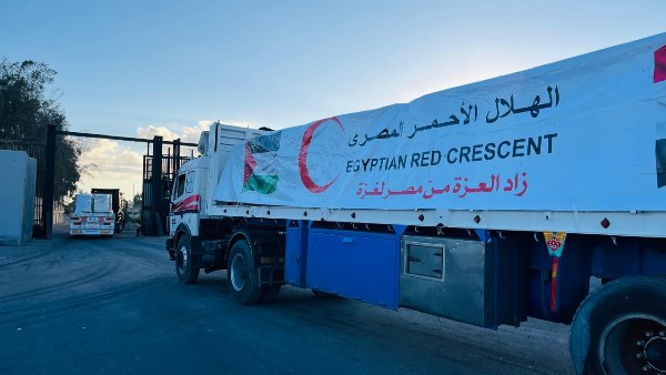 قافلة "زاد العزة" الـ86 تدخل إلى الفلسطينيين بقطاع غزة