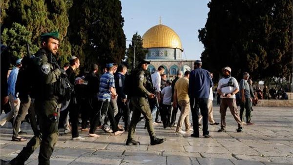 عشرات المستوطنين يقتحمون باحات الاقصى واعتقال ما لا يقل عن 21 فلسطينيا من الضفة