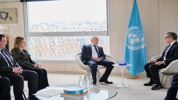 سفير مصر بباريس يقدم أوراق اعتماده إلى مدير عام "اليونسكو"