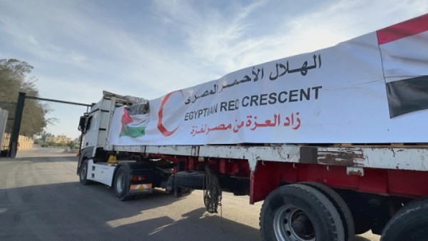 قافلة «زاد العزة» الـ89 تدخل إلى الفلسطينيين بقطاع غزة