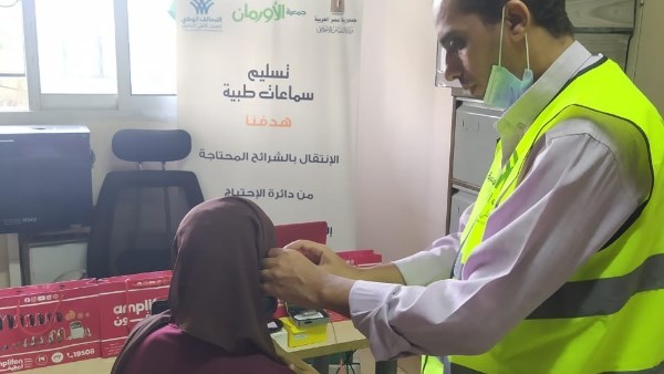 تضامن أسوان : تسليم 7 سماعات طبية لذوى الهمم بالتعاون مع الأورمان