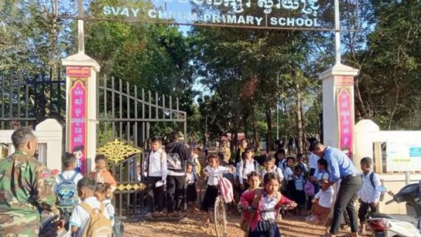 إغلاق 990 مدرسة في تايلاند وتعطل تعليم نحو 163 ألف طالب في كمبوديا بسبب النزاع الحدودي إغلاق 990 مدرسة في تايلاند وتعطل تعليم نحو 163 ألف طالب في كمبوديا بسبب النزاع الحدودي