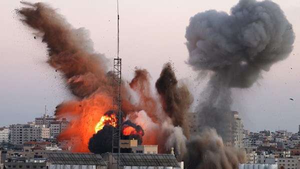 غارات وقصف إسرائيلي جنوب ووسط قطاع غزة وسط أزمة صحية خانقة