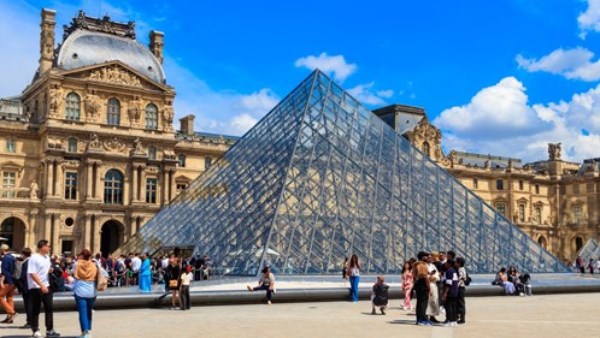 متحف "اللوفر" بباريس