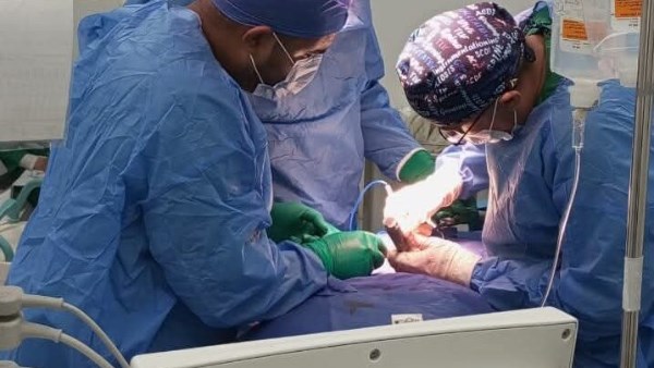 محافظ أسوان يشيد بنجاح جراحة دقيقة للعمود الفقرى بمستشفى دراو المركزى