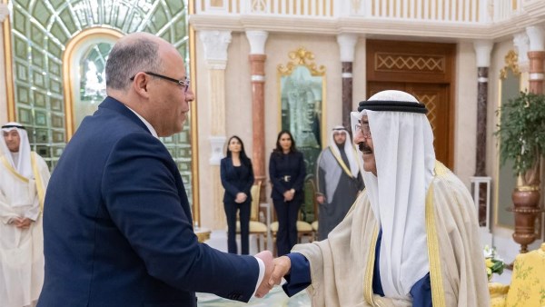 السفير المصرى يقدم أوراق اعتماده لأمير الكويت