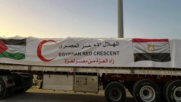 انطلاق قافلة المساعدات الانسانية الـ98 من مصر إلى غزة