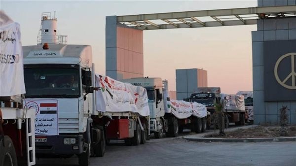 قافلة المساعدات الـ100 تدخل إلى الفلسطينيين بقطاع غزة
