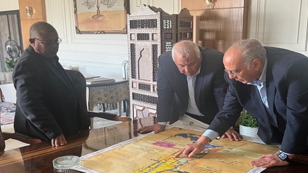 محافظ الوادي الجديد ورئيس مركز بحوث الصحراء يبحثان سُبل تعزيز التنمية الزراعية المُستدامة