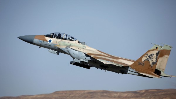 طائرات إسرائيلية تحلق فوق حمص وحماة وسط سوريا طائرات إسرائيلية تحلق فوق حمص وحماة وسط سوريا