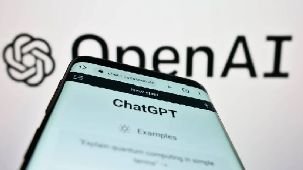 زر في آيفون يتحول إلى بوابة مباشرة لتفعيل ChatGPT بالصوت| تفاصيل