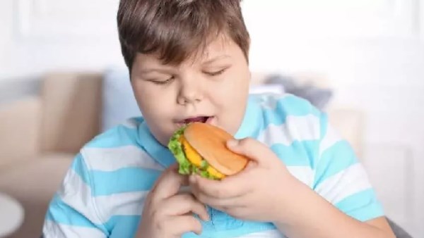 7 علامات مبكرة تكشف زيادة وزن غير صحية لدى الأطفال