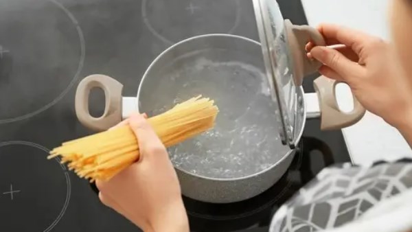 احذر هذه الأفعال عند سلق المكرونة.. مواد سامة ومركّبات مسرطنة| تفاصيل