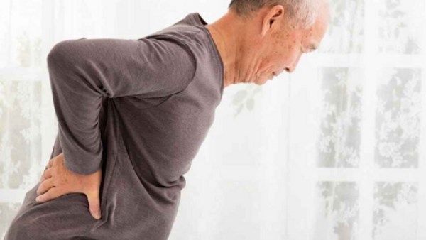 لشتاء أكثر راحة.. نصائح للتخفيف من آلام التهاب المفاصل لكبار السن