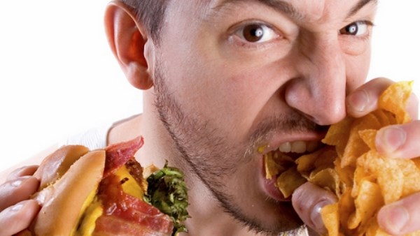 الإفراط في الأكل.. معركة نفسية تبدأ من الداخل لا من المائدة| تفاصيل