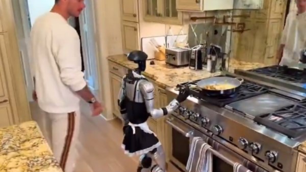  روبوت منزلي يثير الجدل والسخرية على مواقع التواصل| ايه الحكاية؟ 