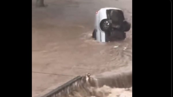 فيضانات كارثية تضرب بتروبوليس