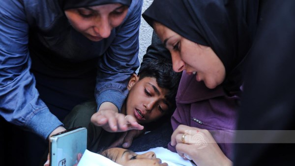 مخلفات الاحتلال تحصد روح طفل فلسطيني في النصيرات وسط غزة