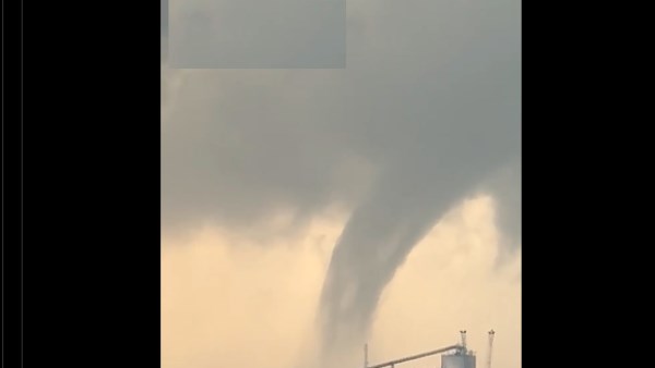 أعاصير قمعية شمال رأس الخيمة