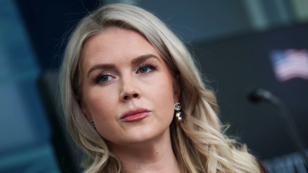 شفاه المتحدثة باسم ترامب تثير الجدل