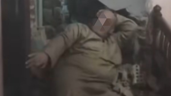 إخوات آخر زمن.. أشقاء يودعون شقيقتهم مصحة نفسية