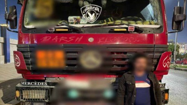 القبض على سائق نقل صدم سيارة بالشبخ زايد