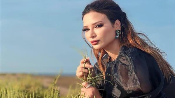 الفنانة غادة طلعت 