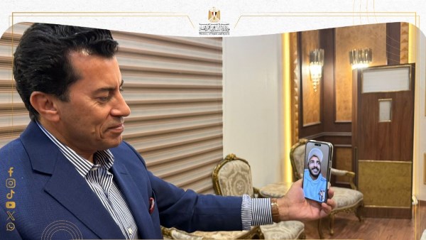 وزير الشباب والرياضة يجري مكالمة فيديو مع البطل الأولمبي محمد إبراهيم كيشو لإنهاء أزمته 