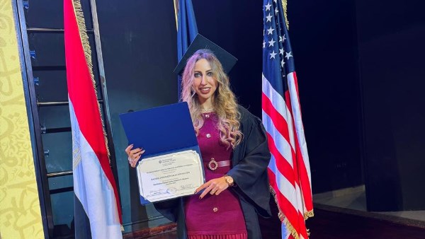 الجامعة الأمريكية تكرم الكاتبة الصحفية روحية جلال لحصولها على دبلوم الدراسات العليا بالصحافة التليفزيونية و الرقمية