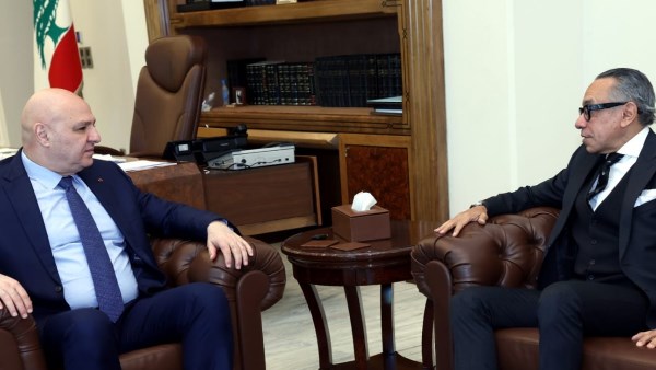 سفير مصر ببيروت لـ"عون": القاهرة لا تألو جهداً في العمل مع الشركاء لخفض التصعيد ونزع فتيل الأزمة في لبنان