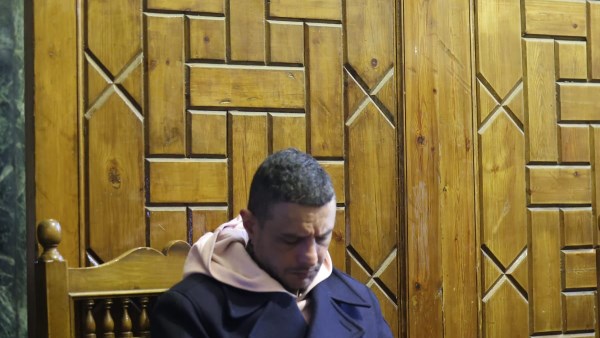 شد التليفون منه .. أحمد الفيشاوي ينفعل على المصورين في عزاء والدته سمية الألفي | صور 