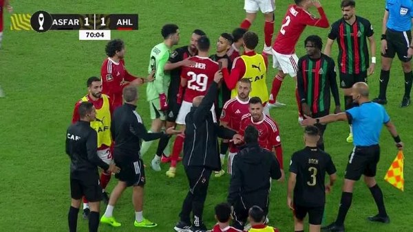 كاف يحيل أحداث مباراة الأهلى والجيش الملكى للانضباط