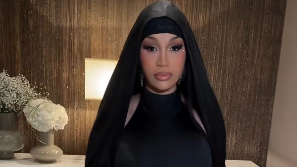 كاردي بي تخطف الأنظار بالحجاب استعدادا لحفلها في الرياض