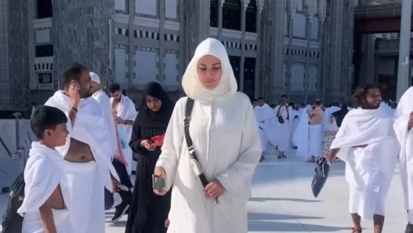 درة تؤدي مناسك العمرة..شاهد