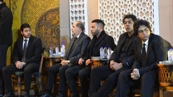 غياب الزعيم عادل إمام وحضور نجوم الفن في عزاء شقيقته بمسجد الشرطة| صور