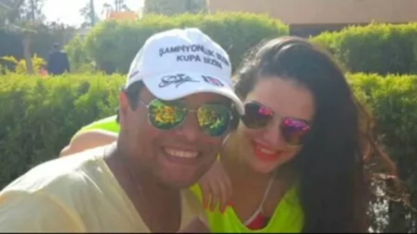 دنيا عبدالعزيز تنعى الماكيير محمد عبدالحميد