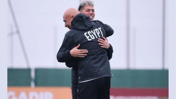 الحساب الرسمي لمنتخب مصر يشارك صورة لإمام عاشور مع حسام حسن