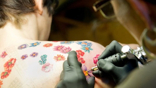 الوشم وسرطان الجلد .. تحذيرات أوروبية عاجلة تُثير القلق