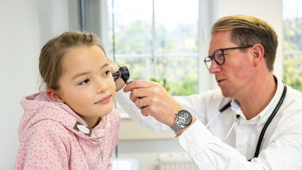 التهاب الأذن الوسطى الحاد لدى الأطفال.. أعراض مؤلمة وطرق علاج فعالة