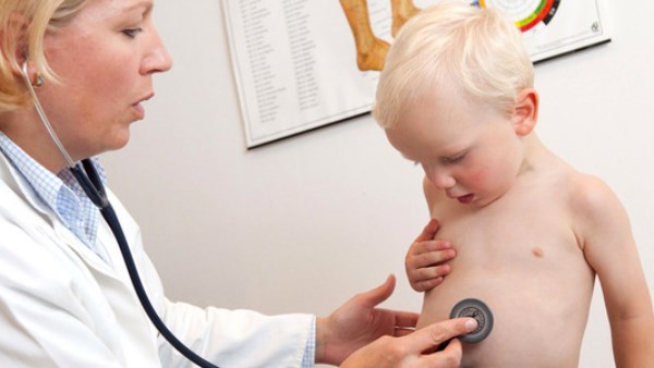 ابتلاع الأطفال أغراض صغيرة .. متى تستلزم استشارة الطبيب؟