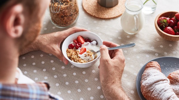  ينفع أكل وأشرب حتى لو الفجر أذن فى رمضان