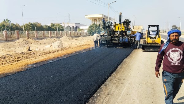 بدء رصف طريق بني غالب بأسيوط 