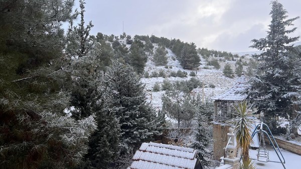 العاصفة اسيل تزين جبال لبنان باللون الأبيض